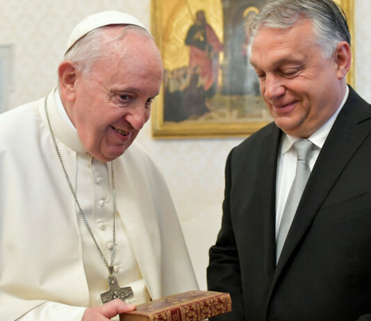A többség szerint a kormány igyekszik a Ferenc pápával való viszonyát utólag jobbnak beállítani, mint amilyen valójában volt