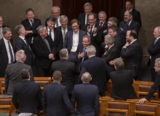 Tízből nyolcan úgy látják, szükség van „elszámoltatásra” az előző rendszer visszaéléseivel kapcsolatban